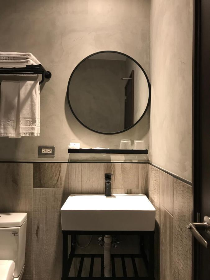 The Retro Tai-Pan Hotel Тайнан Екстериор снимка