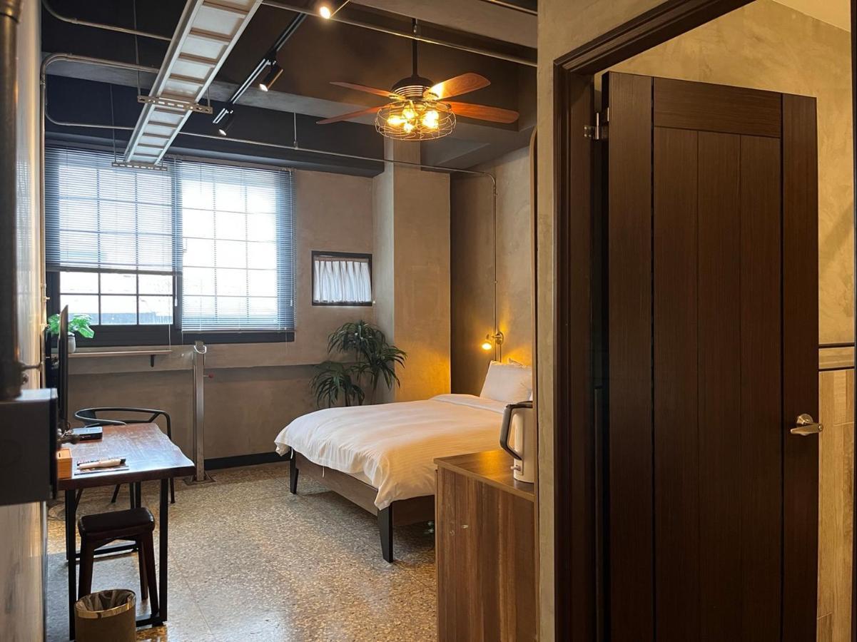 The Retro Tai-Pan Hotel Тайнан Екстериор снимка