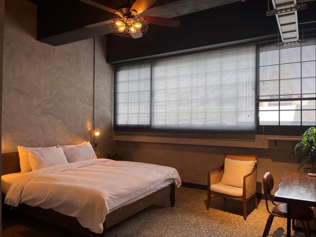The Retro Tai-Pan Hotel Тайнан Екстериор снимка